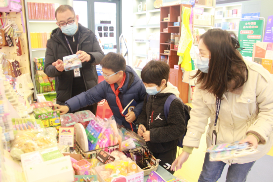 鄭州市二七區(qū)市場(chǎng)監(jiān)管局開(kāi)展玩具市場(chǎng)突擊檢查，筑牢兒童玩具質(zhì)量安全防線(xiàn)